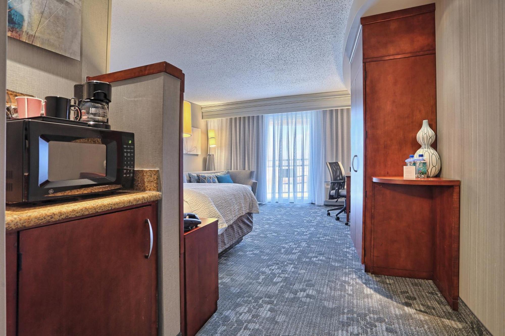 Courtyard By Marriott Harrisburg West/Меканиксбърг Екстериор снимка