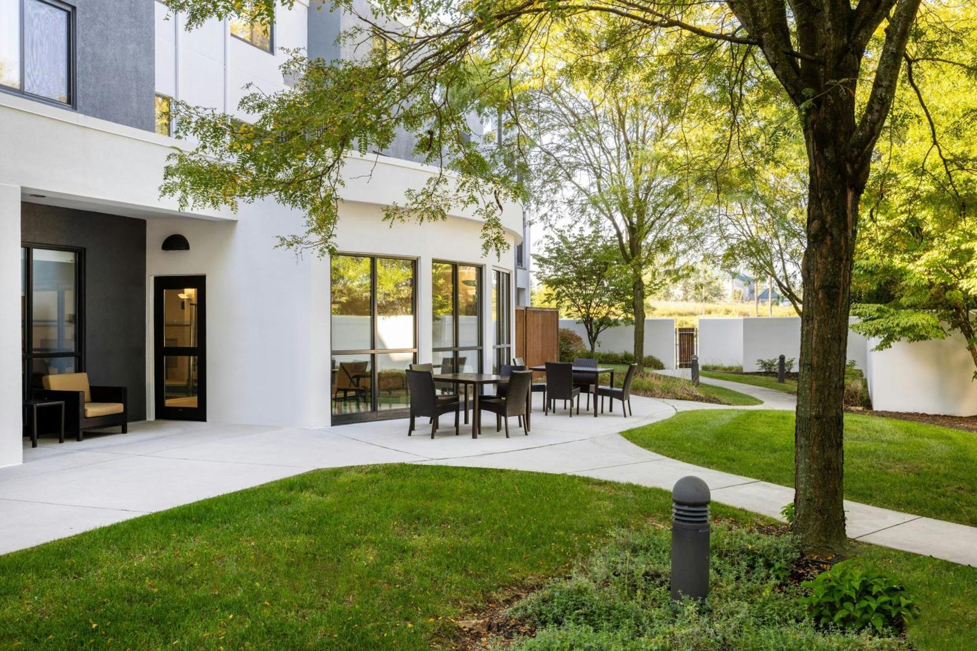 Courtyard By Marriott Harrisburg West/Меканиксбърг Екстериор снимка
